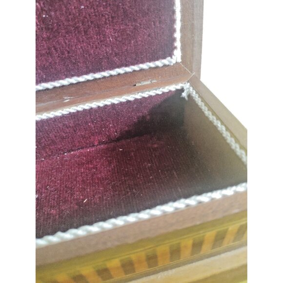 VINTAGE Wooden Decorative Box Inlaid jewelry box felt insert 6.5" x 4.75" - Picture 9 of 15